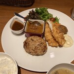 Tabi No Tochuude Sora Wo Miagetara - お得なハンバーグプラス定食(イカフライ)