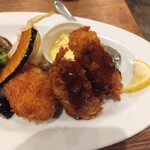 ツムギ キッチン - カキフライにソースをかけたところ