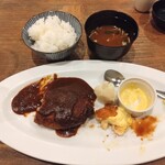 ツムギ キッチン - ご飯と赤だしを出してもらったところ。