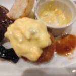 ツムギ キッチン - カニクリームコロッケにタルタルソースをかけたところ