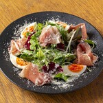 生ハムと蘭王卵のシーザーサラダ 〜自家製シーザードレッシング〜