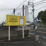 CISCO BAKERY - 若干ロードサイドの看板としちゃ小さい？