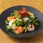 Spicy salad with seafood and colorful vegetables ~Using fermented miso and homemade dressing~