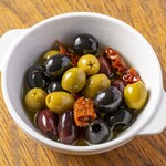 3種オリーブとドライトマトのマリネ