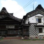 Omusubitoshirutocha musubi - 主屋と鏝絵蔵