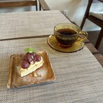 Naut Cafe & Bar dining - ぶどうのタルト