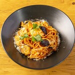 <PASTA>茄子、培根、马苏里拉奶酪有机的番茄酱