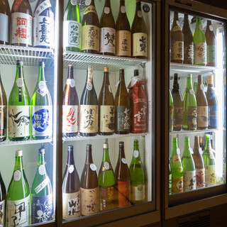 日本全国の日本酒や50種のウイスキーなど圧巻のラインナップ！