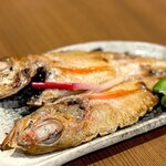 魚菜屋 - これは、まぁ、のどぐろらしいんですが、いかんせんお値段に見合わない。 金沢、富山、鳥取あたりでいやになるほどのどぐろ食べてきたので思うんだけど、食べログで4.5以上を獲得する名店では、この小さなのどくろ3枚分くらいの大きな切身の焼き物でも、この店よりも安いです。