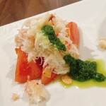 MADOy - 鉄板で軽く温めたズワイ蟹とトマト。ニンニクチップとバジルソースでいただきます