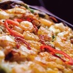 韓サラン -  本場韓国より美味しい？海鮮チヂミ  新鮮な４種類の海鮮をたっぷり使って焼き上げた、他の店では味わえない本場より美味しい自慢のの海鮮チヂミ。ふっくらカリカリの食感と、海の香りが楽しめる韓サランの逸品料理です。 