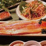 韓サラン - 『テンジャンサムギョプサル』  韓国味噌をベースにした特製ダレで熟成させ、おいしく仕上げました。 