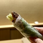 ひがしやま 司 - 子持ち鮎の生春巻き　緑の大根　甜麺醤　花椒