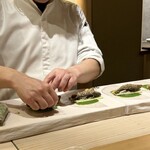 ひがしやま 司 - 子持ち鮎の生春巻き　緑の大根　甜麺醤　花椒