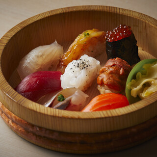 采用严格挑选的食材烹制而成的名菜。无限畅饮套餐5,000日元起！