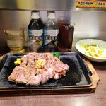 Ikinari Suteki - 赤身！肩ロースステーキ300グラム1890円 サラダ190円 黒烏龍茶10円とクーポン使用で50円