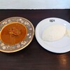 らんびー - 料理写真:●インド風チキンカレー（辛口）900円

●ご飯大盛り　100円

既にカレーは作られているので
ご飯を型押しし、カレーを皿に掬えばすぐに出来ちゃう
時間の無い時にはありがたいよねえ❕