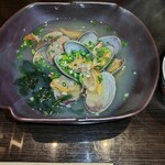 やっちろ - アサリの酒蒸し　中に大量に松茸さんが｡⁠◕⁠‿⁠◕⁠｡ワカメ、ネギ良い仕事してます。