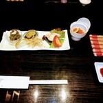 やっちろ - 前菜、さつま揚げ美味しいです。ワカメの和物、ご飯欲しい