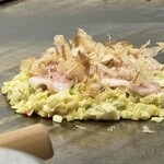 お好み焼き ふじや - ザクザクキャベツがすでに「おいしいよ」って言ってる、、、あっ、返す前にカツオ節が乗ってる (*´ч`*)  香ばしくなるんよね〜