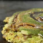 お好み焼き ふじや - 「お好み焼き(まぜ焼き)のミックス」  ソースのグラデーションと青海苔の細やかな彩りが、たまらんちね