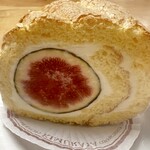 Tamurachou Kimuraya - いちじくのロールケーキ¥540ジューシーないちじくがほぼ一個分入って優しいケーキ生地と合う！美味しい