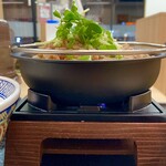 Yoshinoya - 固形燃料で煮立って提供されます。