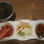 韓国家庭料理ジャンモ - わかめスープと小さなおかず