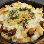 ガリバタポテトとコンビーフのとろとろチーズオーブン焼き