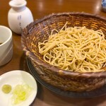 蕎麦 伊とう - ツユは濃いめ。どっぷりつけるとせっかくの蕎麦の
香りが飛んじゃいますので、要注意です。