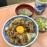 三河家 - 牛丼に黄身を乗せて。