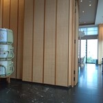 USHI - 奥に待合室