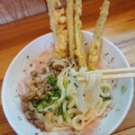 三好うどん - 麺のリフトアップ