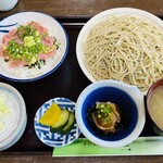 手打ちそば処 鈴喜 - 「B ねぎとろ丼」せいろ又は揚げ玉そばにお新香、小鉢に味噌汁まで付いてました。