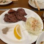 Fumichan - 〆の一品は牛タン９００円を焼いて貰ってこの日の夕食は終了です。
                         