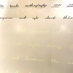 ナナズグリーンティー - 壁の筆記体！照明の使い方！素敵！