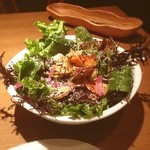 KNOCK 六本木本店 - これがサラダランチ！ボリューミー。スープとパンがついて、1300円。クルミとアンチョビのドレッシングがばつぐん！