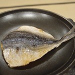 Tamatsukuri Onsen Yunosuke No Yado Chourakuen - 
                        焼き魚はさらにあっためるようになってました。