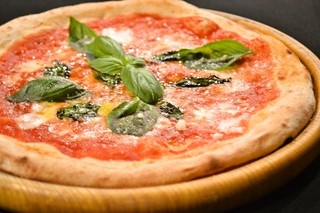 EBL - マルゲリータ、お酒の邪魔をしない本格的な、ナポリピッツァ、自慢の石窯で焼いたピッツァはお食事にもピッタリ、当店のいちばんおすすめ商品です。