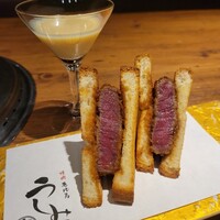 焼肉 うしみつ 恵比寿本店 - これこれ❤️ヒレのブリオッシュ サンド。 パンもお肉も柔らか だから、本当に歯がなくても食べれそうな感じです(笑)