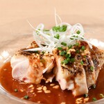 볶은 닭 허벅지 고기의 저온 맛 매운 완성
