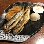 Isokin Gyogyoubu Esashikou - 干し魚三種炙り焼き