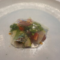 ジュエーメ - 熟成芭蕉カジキの燻製、トマト、ブラムリー(りんご） 　カボスのシート、春菊のサラダ