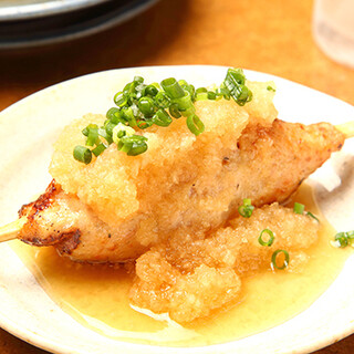 熟練した職人の繊細な技が光る。絶品やきとん串・つくねを堪能