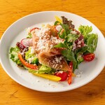 生ハムと農園野菜のシーザーサラダ