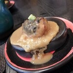 かまわぬ - 付け出しが温かい！小樽でこの季節ならではの嬉しい一品。大豆と豆乳と葛粉をねって冷やし固めたものを鉄板に乗せてジュージュー言いながら出てきた