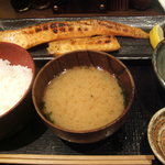 ランチの一番人気、サーモンのハラス干し定食 800円