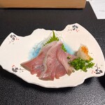 Ryokan Hirari - 刺身(ブリ)一味唐辛子と大根おろし、小ネギが薬味