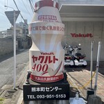 洋食堂 こむぎ - 駐車場ここを入る