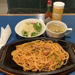 Airando Kissa - スパゲティナポリタン700円、スープ・サラダ付き
